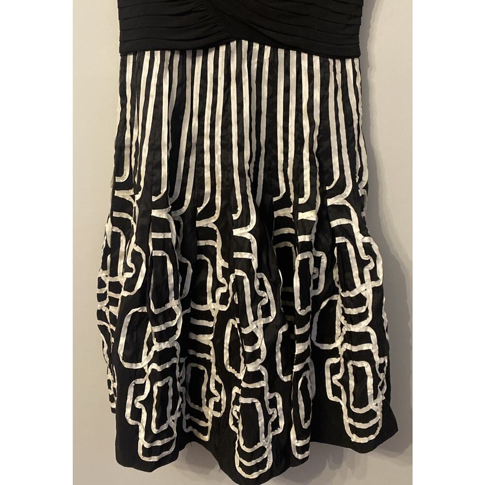 Adrianna Papell V-Neck Textured Sleeveless Dress Sz 10 Black White Geometric - Picture 3 of 7